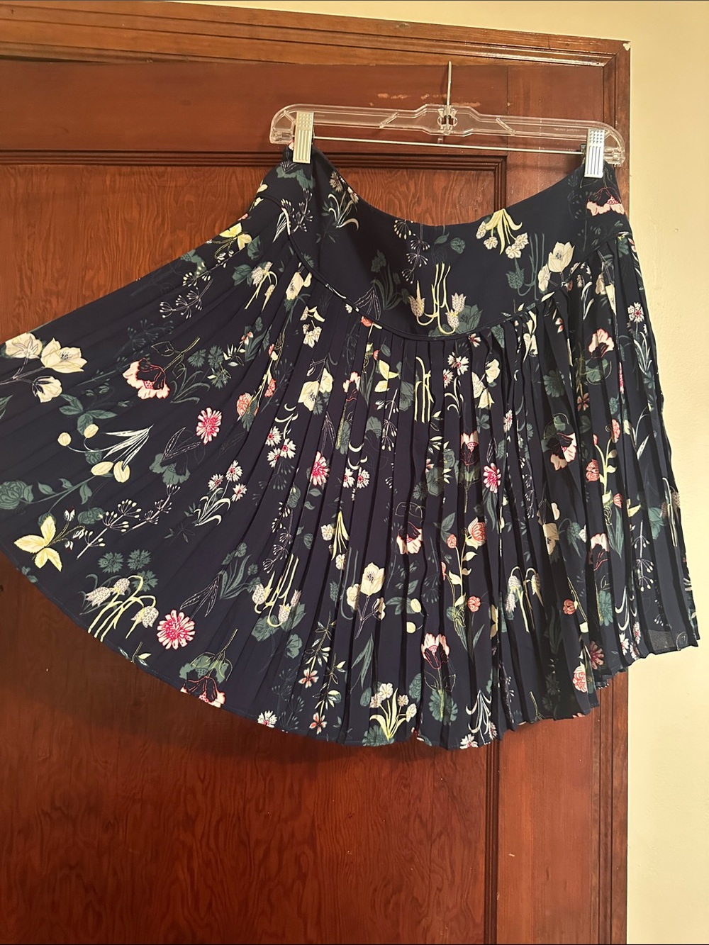 LOFT Women’s Sz 10 Navy Floral Pleated Mini Skirt - Picture 3 of 10
